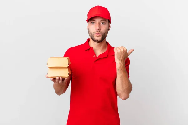 Hamburger Dağıtan Adam Inançsızlığa Hayret Ediyor — Stok fotoğraf