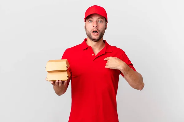 Hamburger Dağıtan Adam Şok Olmuş Ağzı Açık Kendini Işaret Ederek — Stok fotoğraf