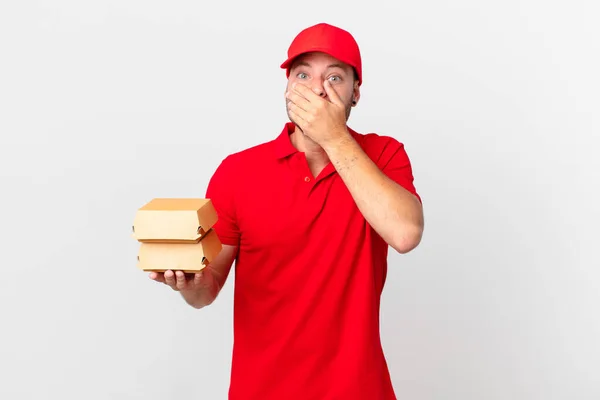 Hambúrguer Entregar Homem Cobrindo Boca Com Mãos Com Chocado — Fotografia de Stock