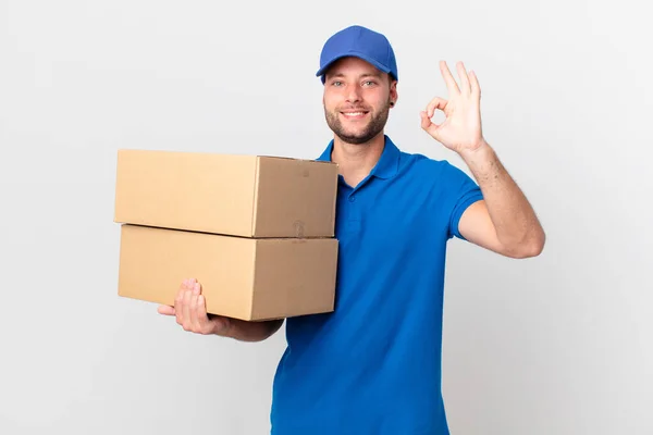 Paketzusteller Fühlt Sich Wohl Zeigt Zustimmung Mit Okay Geste — Stockfoto