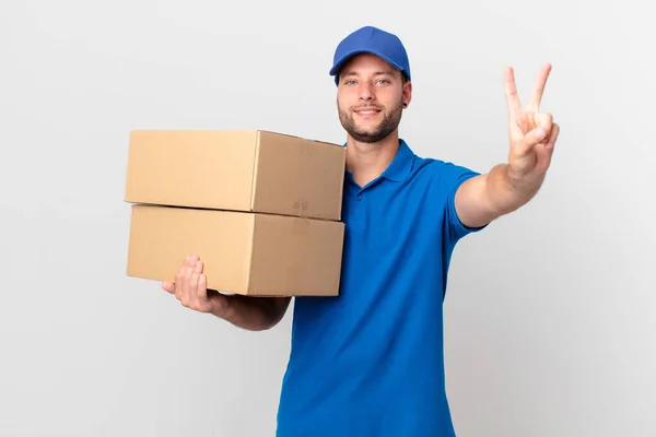 Paquete Entregar Hombre Sonriendo Buscando Amigable Mostrando Número Dos —  Fotos de Stock