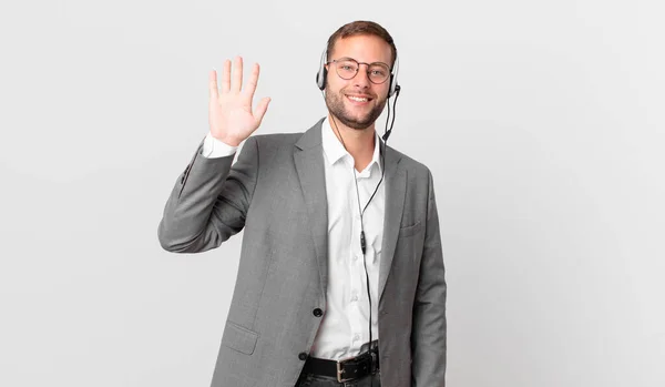 Telemarketer Επιχειρηματίας Χαμογελώντας Ευτυχισμένα Χαιρετώντας Χέρι Καλωσορίζοντας Και Χαιρετώντας Σας — Φωτογραφία Αρχείου