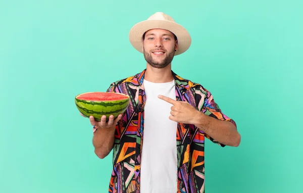 Homem Viajante Bonito Sorrindo Alegremente Sentindo Feliz Apontando Para Lado — Fotografia de Stock