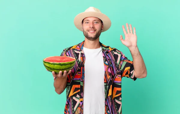 Bonito Viajante Homem Sorrindo Feliz Acenando Mão Acolhendo Cumprimentando Você — Fotografia de Stock