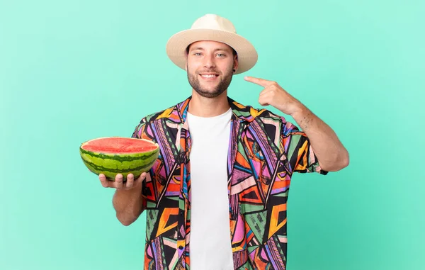 Homem Viajante Bonito Sorrindo Confiantemente Apontando Para Próprio Sorriso Largo — Fotografia de Stock