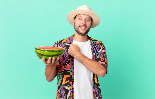 Homem Viajante Bonito Sentindo Feliz Enfrentando Desafio Celebrando Segurando Uma — Fotografia de Stock