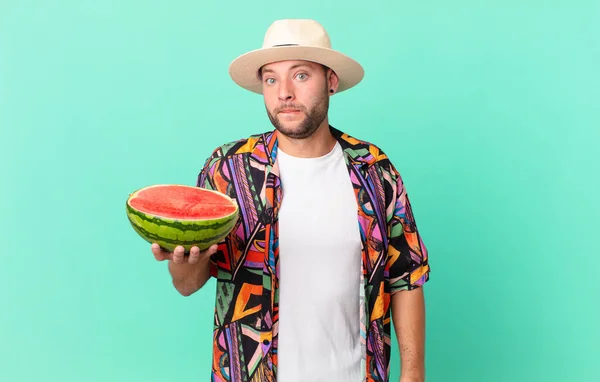 Bonito Viajante Homem Olhando Confuso Confuso Segurando Uma Melancia Conceito — Fotografia de Stock