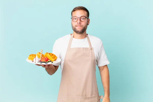 Jovem Homem Loiro Bonito Olhando Confuso Confuso Conceito Waffles Cozinha — Fotografia de Stock