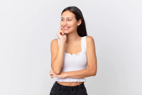 Hispânico Bonita Mulher Sorrindo Com Uma Expressão Feliz Confiante Com — Fotografia de Stock