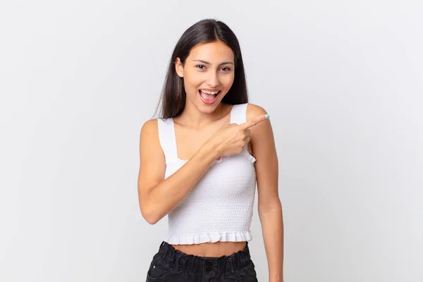 Hispanic Pretty Woman Looking Excited Surprised Pointing Side — Foto de Stock