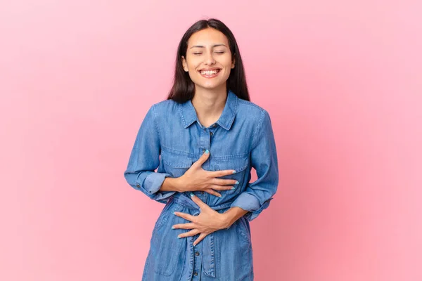 Hispanic Pretty Woman Laughing Out Loud Some Hilarious Joke — Stock Fotó