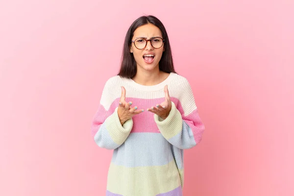 Hispanic Pretty Woman Looking Desperate Frustrated Stressed — Stock Photo, Image