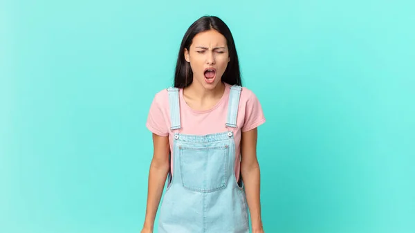 Hispánská Hezká Žena Křičí Agresivně Vypadá Velmi Rozzlobeně — Stock fotografie