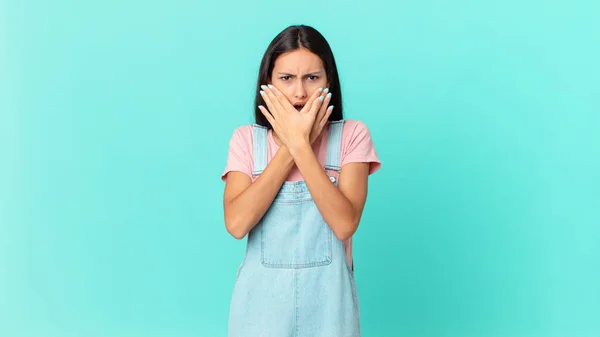 Ispanica Bella Donna Che Copre Bocca Con Mani Con Scioccato — Foto Stock