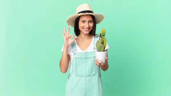 Pretty Farmer Woman Feeling Happy Showing Approval Okay Gesture Holding — Stock fotografie