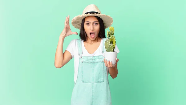 Pretty Farmer Woman Screaming Hands Air Holding Cactus — Foto de Stock