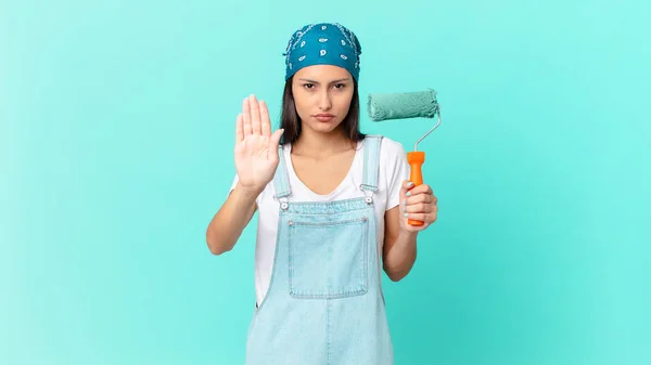 Pretty Hispanic Woman Looking Serious Showing Open Palm Making Stop — ストック写真