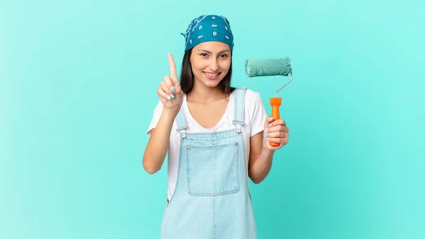 Mulher Bastante Hispânica Sorrindo Orgulhosa Confiantemente Fazendo Número Pintura Home — Fotografia de Stock