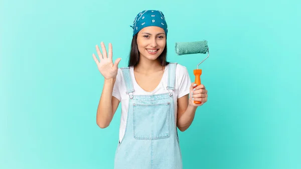 Pretty Hispanic Woman Smiling Looking Friendly Showing Number Five Painting — ストック写真