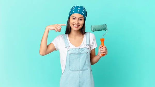 Pretty Hispanic Woman Smiling Confidently Pointing Own Broad Smile Painting — ストック写真