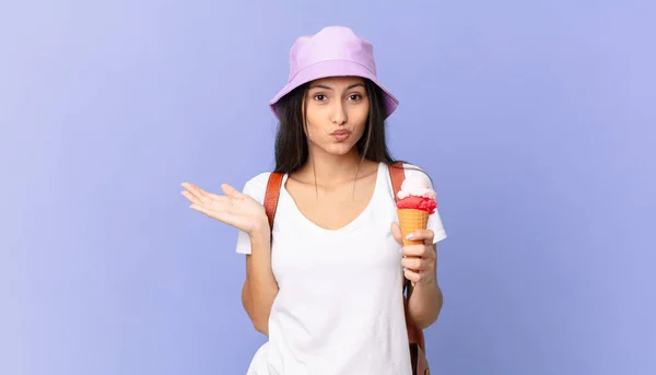 Pretty Hispanic Tourist Feeling Puzzled Confused Doubting Holding Ice Cream — Stockfoto