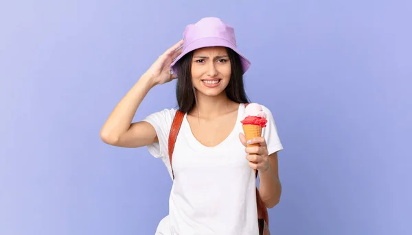 Vacker Hispanic Turist Känsla Stressad Orolig Eller Rädd Med Händerna — Stockfoto