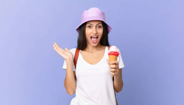 Довольно Латиноамериканец Турист Чувствует Себя Счастливым Поражен Невероятным Держит Мороженое — стоковое фото