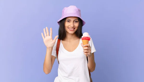 Pretty Hispanic Tourist Smiling Looking Friendly Showing Number Five Holding — Stockfoto