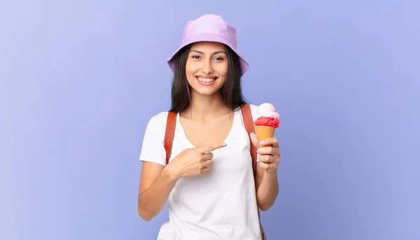 Turista Piuttosto Ispanico Guardando Eccitato Sorpreso Indicando Lato Tenendo Gelato — Foto Stock