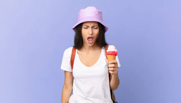 Pretty Hispanic Tourist Shouting Aggressively Looking Very Angry Holding Ice — Stockfoto