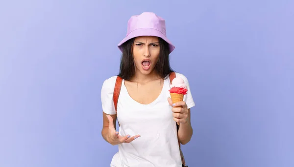 Turista Piuttosto Ispanico Cercando Arrabbiato Infastidito Frustrato Tenendo Gelato — Foto Stock