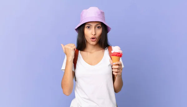 Pretty Hispanic Tourist Looking Astonished Disbelief Holding Ice Cream — ストック写真