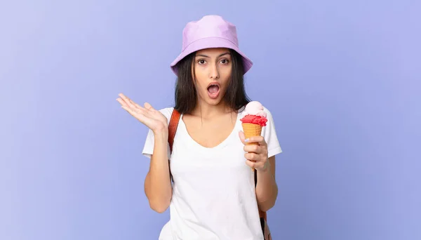 Pretty Hispanic Tourist Looking Surprised Shocked Jaw Dropped Holding Object — ストック写真