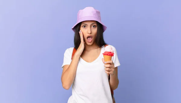 Pretty Hispanic Tourist Feeling Shocked Scared Holding Ice Cream — ストック写真