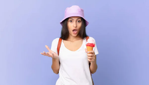 Pretty Hispanic Tourist Amazed Shocked Astonished Unbelievable Surprise Holding Ice — Stock fotografie