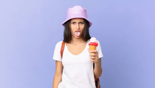 Abbastanza Ispanico Turista Sensazione Disgustato Irritato Lingua Fuori Tenendo Gelato — Foto Stock