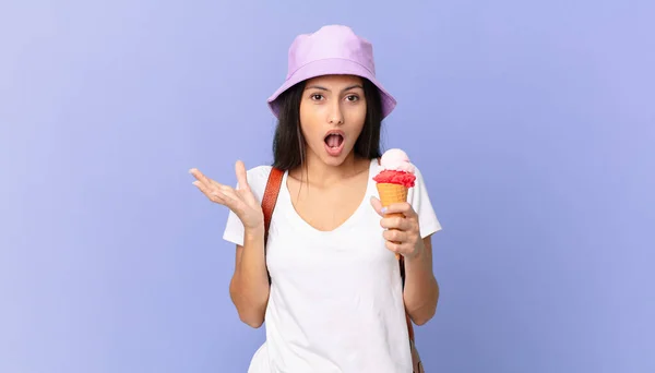 Pretty Hispanic Tourist Feeling Extremely Shocked Surprised Holding Ice Cream — ストック写真