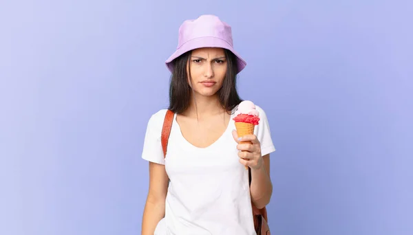 Pretty Hispanic Tourist Feeling Puzzled Confused Holding Ice Cream — Foto de Stock