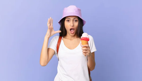 Pretty Hispanic Tourist Screaming Hands Air Holding Ice Cream — ストック写真