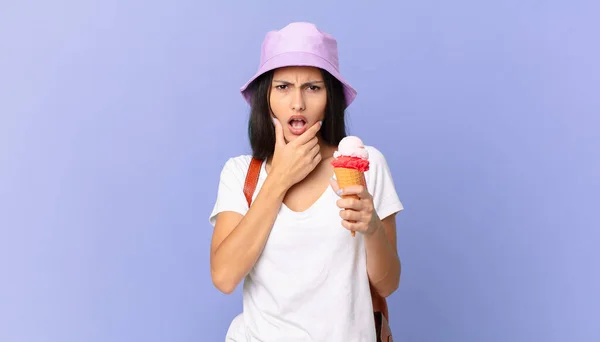 Pretty Hispanic Tourist Mouth Eyes Wide Open Hand Chin Holding — Stockfoto