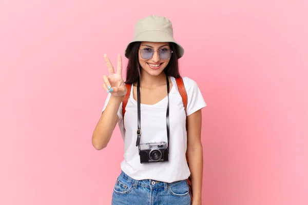 Pretty Hispanic Tourist Smiling Looking Happy Gesturing Victory Peace Photo — Stockfoto