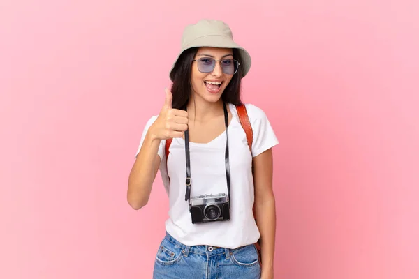 Abbastanza Ispanico Turista Sentirsi Orgogliosi Sorridendo Positivamente Con Pollici Con — Foto Stock