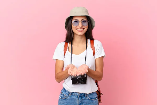 Abbastanza Ispanico Turista Sorridente Felicemente Con Amichevole Offrendo Mostrando Concetto — Foto Stock