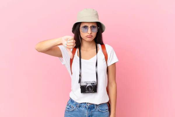 Pretty Hispanic Tourist Feeling Cross Showing Thumbs Photo Camera Hat — Stockfoto