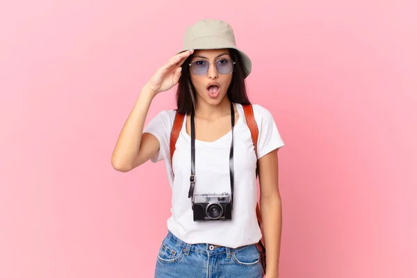 Симпатичный Турист Выглядящий Счастливым Удивленным Удивленным Фотоаппаратом Шляпой — стоковое фото