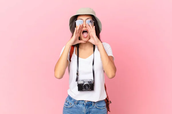 Abbastanza Ispanico Turista Sensazione Felice Dando Grande Grido Con Mani — Foto Stock