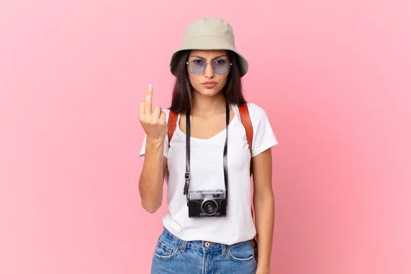 Vacker Latinamerikansk Turist Känner Sig Arg Irriterad Upprorisk Och Aggressiv — Stockfoto