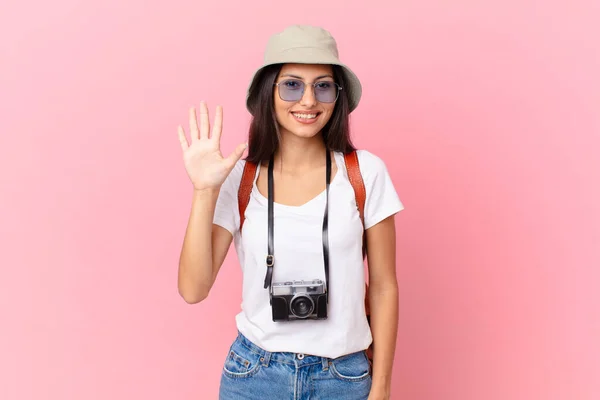 Turista Piuttosto Ispanico Sorridente Dall Aspetto Amichevole Mostrando Numero Cinque — Foto Stock