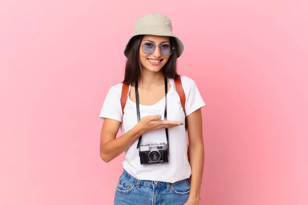Pretty Hispanic Tourist Smiling Cheerfully Feeling Happy Showing Concept Photo — Stock Photo, Image