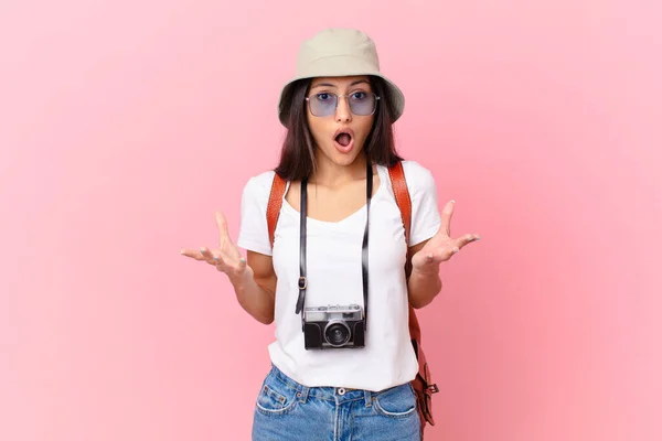 Pretty Hispanic Tourist Amazed Shocked Astonished Unbelievable Surprise Photo Camera — Stok fotoğraf